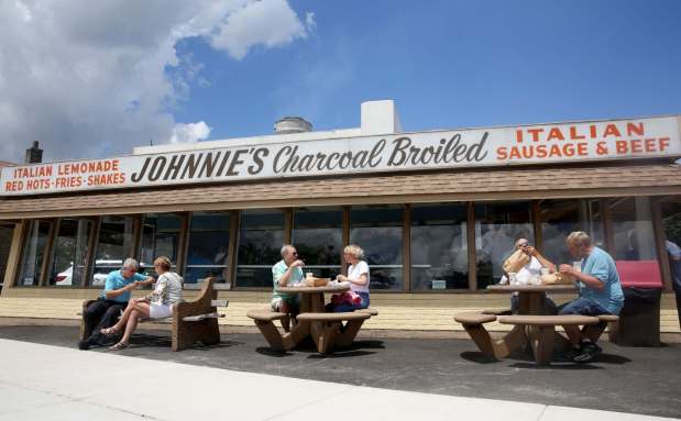 Customers enjoy lunch outside at Johnnie's Beef in Elmwood Park in 2014. (Jessica Tezak/Chicago Tribune)