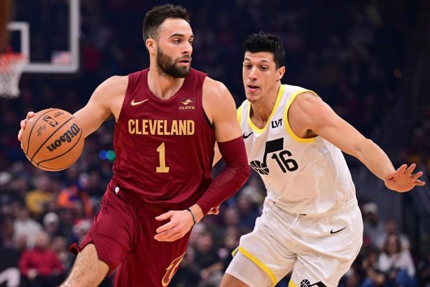 Max Strus drives around Jazz forward Simone Fontecchio on Dec. 20. (David Dermer - The Associated Press)