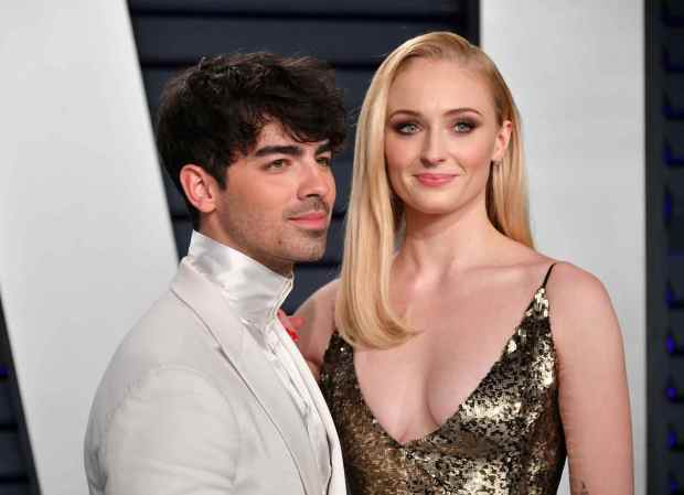 BEVERLY HILLS, CA - FEBRUARY 24: Joe Jonas (L) and Sophie Turner attend the 2019 Vanity Fair Oscar Party hosted by Radhika Jones at Wallis Annenberg Center for the Performing Arts on February 24, 2019 in Beverly Hills, California. (Photo by Dia Dipasupil/Getty Images)